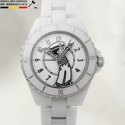 La montre est blanche et comporte un personnage de dessin animé sur le cadran.