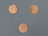quatre types de pièces différents sont représentés sur un fond bleu