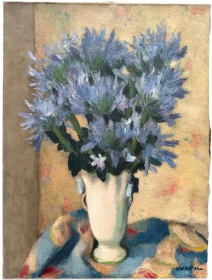 un tableau représentant des fleurs bleues dans un vase blanc posé sur une table
