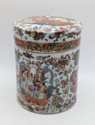 une image représentant une boîte blanche et bleue sur laquelle figure une peinture