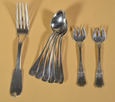 beaucoup de fourchettes et de cuillères sur la table