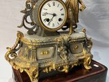 une horloge posée sur un support en bois