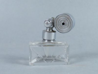 une petite bouteille en verre munie d'un bouchon en métal