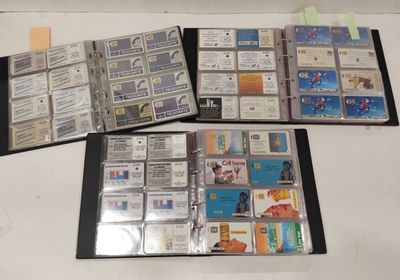 trois chemises contenant différents types de cartes de visite posées sur une table