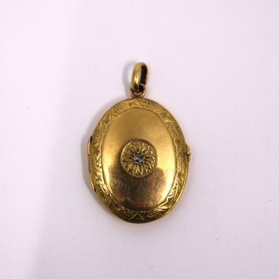 une image représentant une boucle d'oreille en or ornée d'un diamant au centre