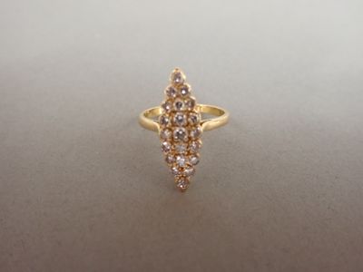 Gros plan sur une bague en or ornée de diamants