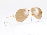 une paire de lunettes de soleil posée sur une boîte transparente