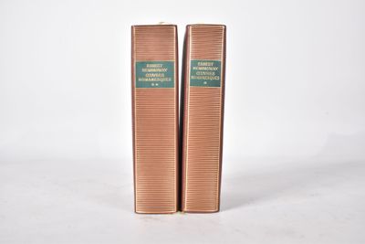 deux livres posés sur une surface blanche