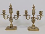 paire de candélabres anciens en laiton avec bougeoirs sur pied