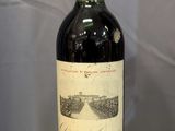 une bouteille de vin posée sur une table