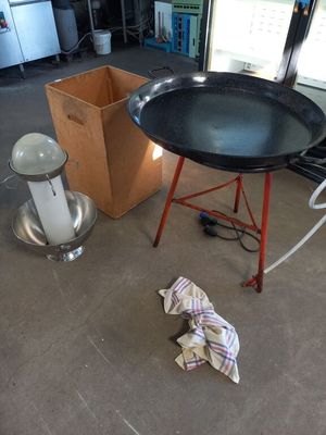une casserole posée sur une table dans une pièce