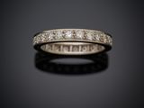 gros plan d'une bague en diamant sur une surface noire