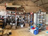 une pièce remplie d'une multitude d'objets de toutes sortes