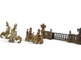 trois figurines en bronze représentant des personnes sur un pont et un oiseau