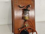 un téléphone à l'ancienne muni d'un fil fixé à l'arrière
