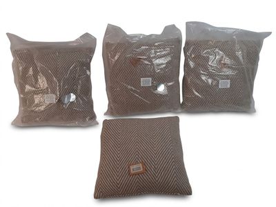 trois sacs de nourriture posés sur une surface blanche