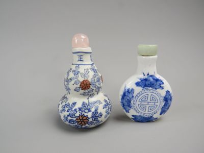 2 tabatières dont porcelaine décor bleu (h.