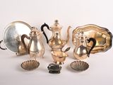 beaucoup d'objets en argent qui se trouvent sur la table