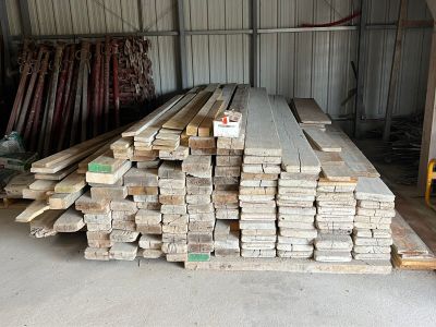 un gros tas de bois empilé dans un garage