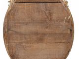 une vieille plaque en bois surmontée d'un oiseau