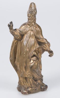 une image représentant une statue d'un homme tenant un oiseau dans la main