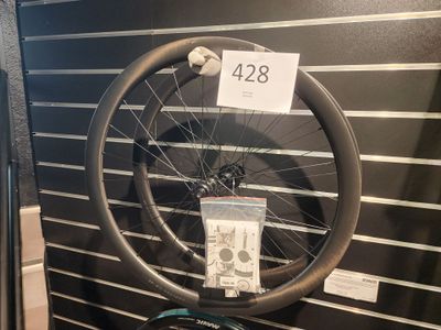 une roue de vélo exposée, avec une étiquette de prix dessus