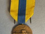 un gros plan d'une médaille ornée d'un ruban bleu et jaune