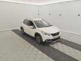 la voiture blanche est garée dans le garage sur le sol en damier