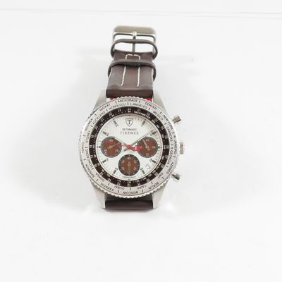 gros plan d'une montre sur une surface blanche
