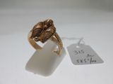 Gros plan sur une bague en or portant une étiquette