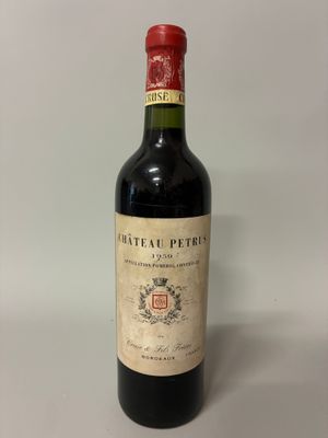 bouteille de vin rouge avec bouchon rouge sur fond blanc