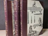 trois livres posés sur une table