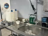 une cuisine avec un évier et un comptoir