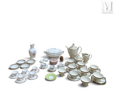 de nombreux types de plats et de tasses en porcelaine sur la table