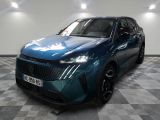 un 4x4 bleu garé dans une pièce au sol en damier