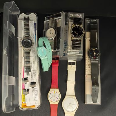 de nombreuses montres différentes dans la boîte posée sur la table
