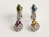 une paire de boucles d'oreilles ornées de pierres multicolores et de diamants