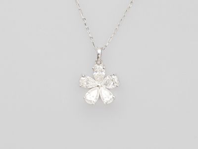 Pendentif fleur en platine, serti de cinq diamants taille po…