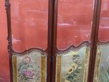 un paravent orné d'une peinture représentant des fleurs
