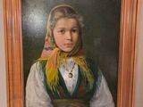 portrait d'une jeune fille en costume traditionnel, dans un cadre en bois