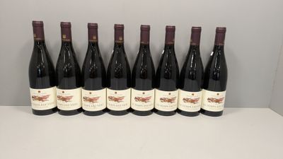 six bouteilles de vin sont alignées sur une table