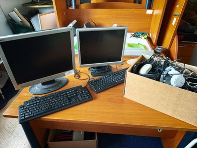 deux écrans d'ordinateur et un clavier sur un bureau