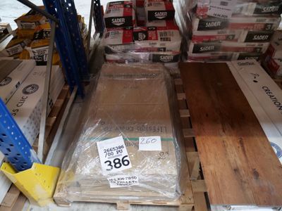 Des caisses en bois sont empilées sur des palettes dans un entrepôt