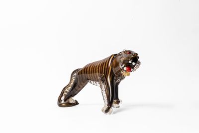 figurine représentant un tigre sur fond blanc, avec un fond blanc