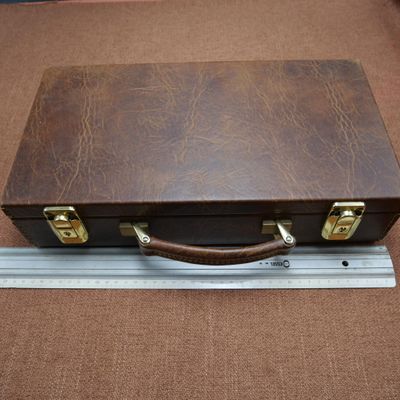 une valise posée sur une règle, sur une table
