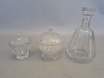 trois vases en verre posés l'un à côté de l'autre sur une table