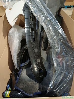 une boîte en carton contenant une moto