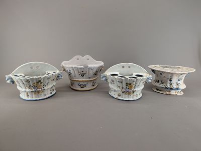 quatre pièces de poterie en porcelaine posées sur une table