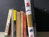 plusieurs livres sont empilés sur une table