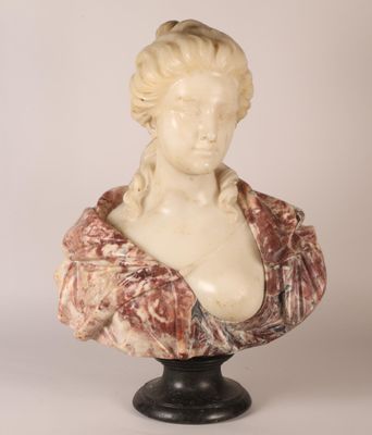 buste en marbre représentant une femme, posé sur un socle et vêtu d'une robe en marbre rouge et blanc